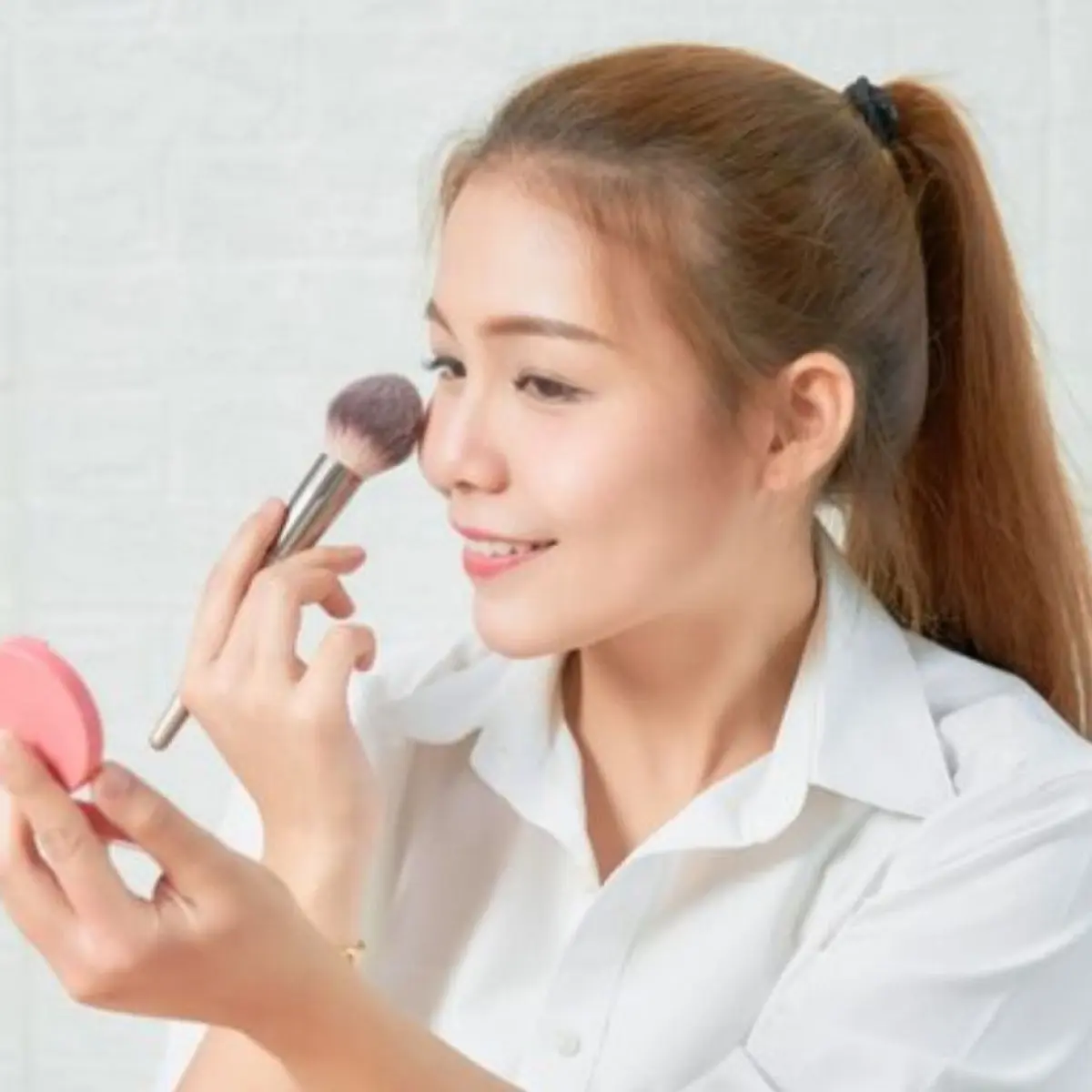 Bedak dengan SPF akan sangat membantu kamu, khususnya untuk yang sibuk. Ilustrasi Freepik