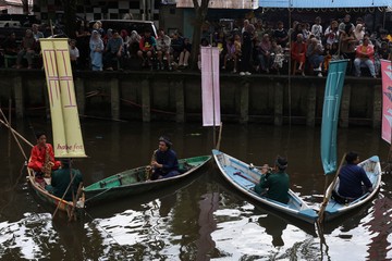 Alunan musik tanjidor menggema di kawasan Parit Sungai Jawi, Pontianak, Kalimantan Barat, kemarin. Pertunjukan unik tersebut menampilkan anggota Grup Tanjidor Sumber Rezeki yang memainkan alat musik tradisional di atas sampan yang mengarungi aliran sungai. ANTARA FOTO/Jessica Wuysang