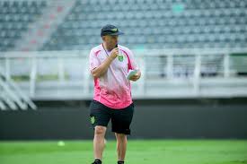 Pelatih Persebaya Bernardo Tavares saat memimpin official training di Stadion Gelora Bung Tomo, Jumat (22/5). (Persebaya)
