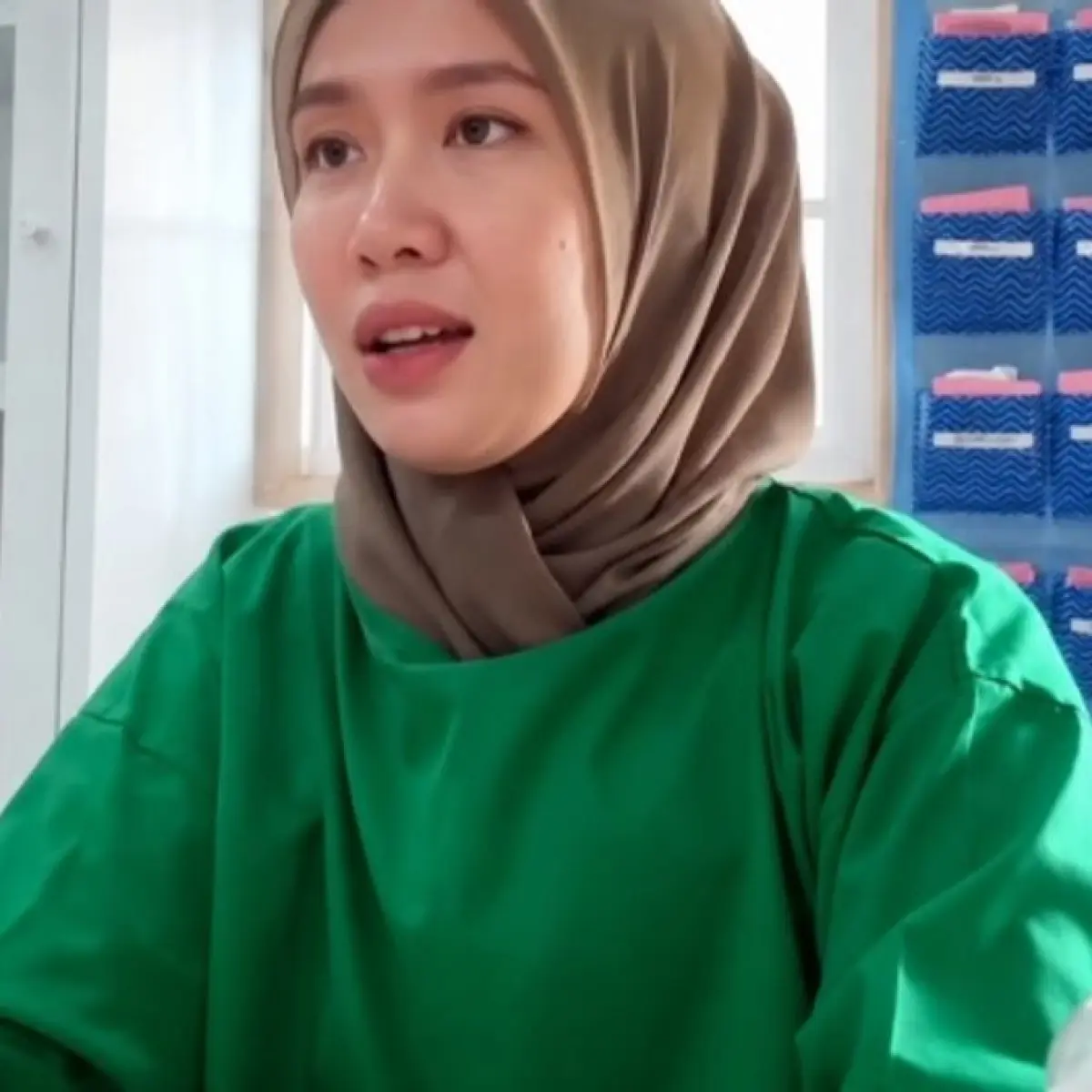 Seorang istri bersikeras minta disuntik KB oleh bidan padahal suami pulang setahun sekali [Hasil bidik layar video asli dan generate ChatGPT]