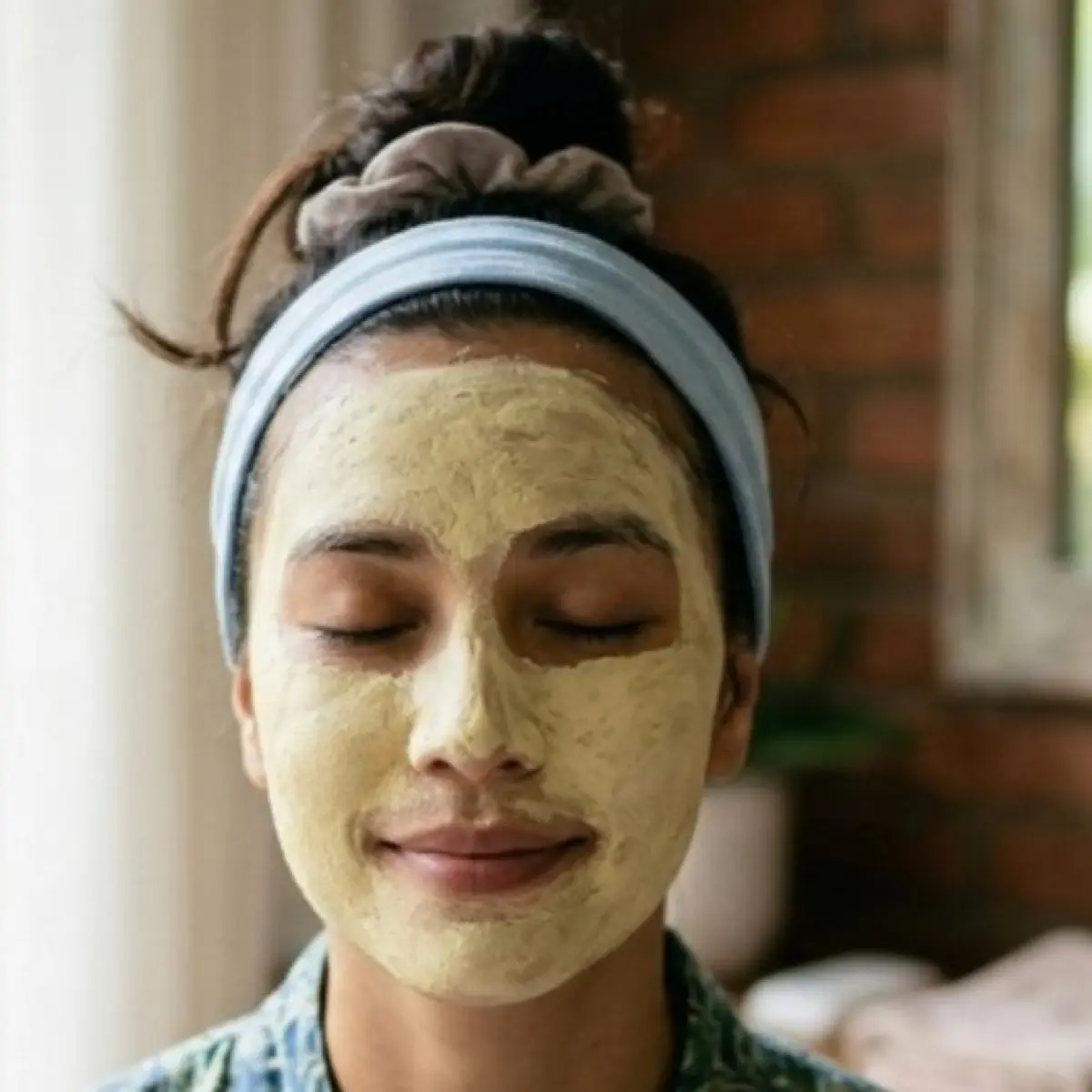 Ilustrasi wanita menggunakan bedak dingin sebagai masker wajah. (Dibuat dengan Gemini AI)