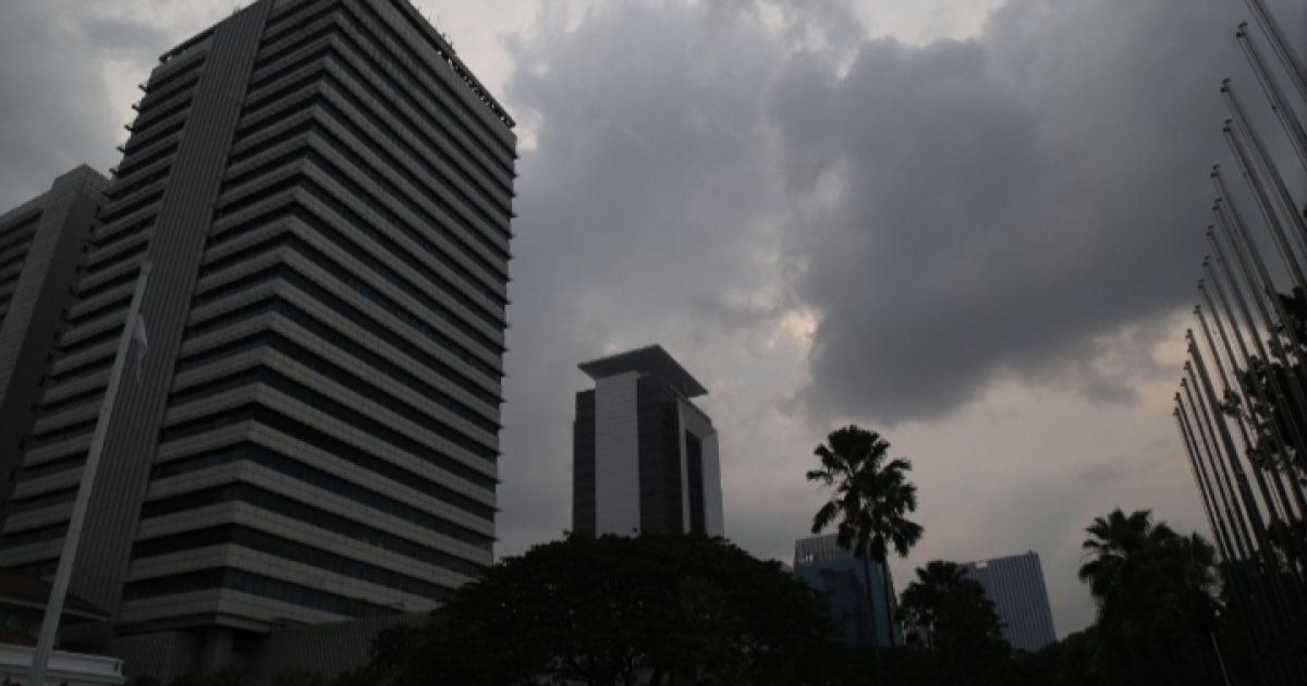 BPBD DKI Jakarta Imbau Warga Waspada Cuaca Ekstrem hingga 24 Mei 2026 (Foto: Awan Gelap Menyelimuti Kota Jakarta/Dok. Berita Jakarta)