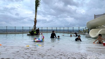 Berlokasi di area rooftop, fasilitas ini menghadirkan artificial beach dengan pasir yang diimpor dari Australia, dilengkapi infinity pool, jacuzzi pool. Foto: Aprilia Devi