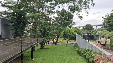 Suasana asri dengan pepohonan rindang serta area danau buatan membuat taman ini ramai dikunjungi, terutama saat akhir pekan. Dok Hans Wilhem