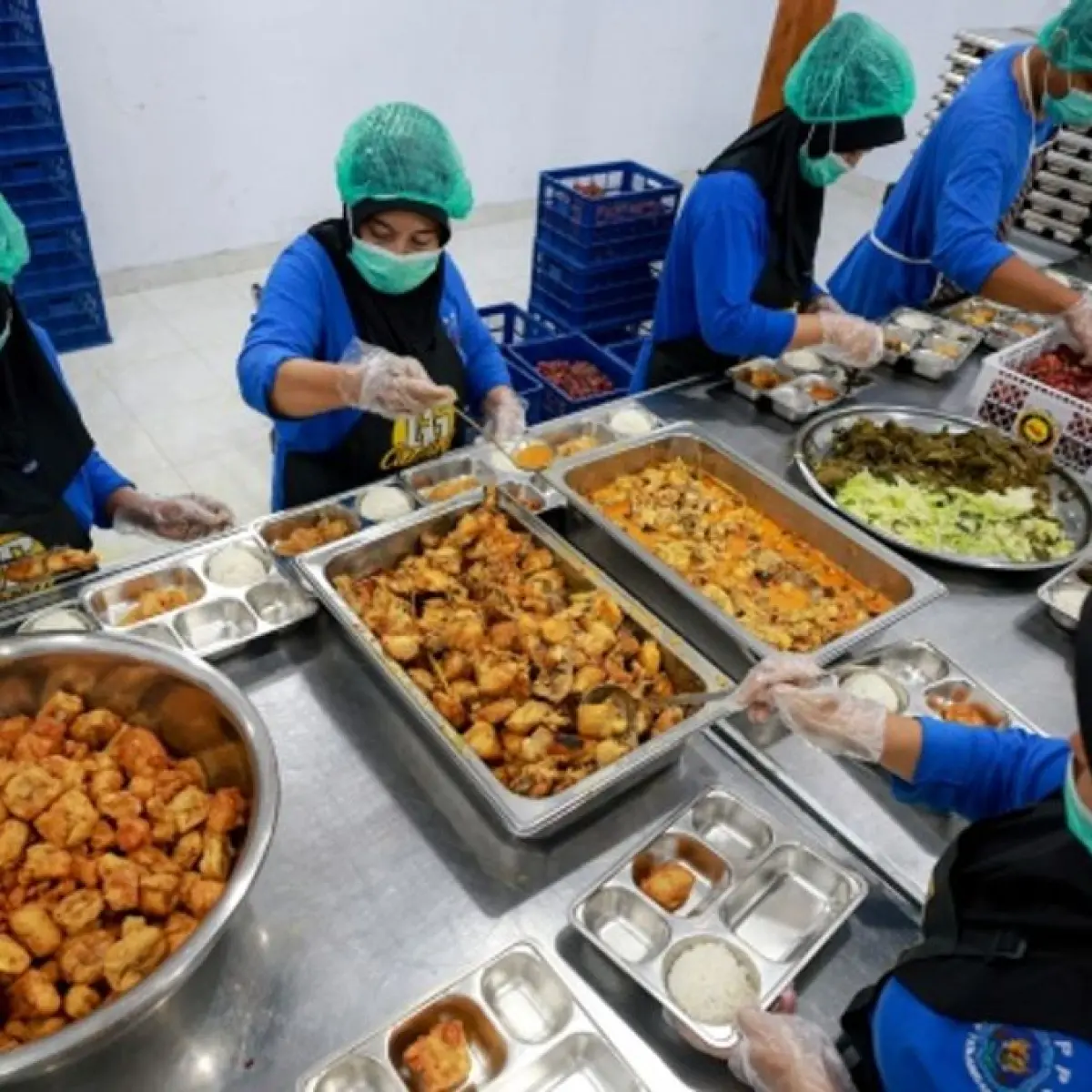 Sejumlah pekerja menyiapkan paket makanan untuk program makan bergizi gratis (MBG) di dapur Satuan Pelayanan Pemenuhan Gizi (SPPG) Dipan Tanjunganom, Nganjuk, Jawa Timur, Kamis (8/1/2026). [ANTARA FOTO/Muhammad Mada/nz]