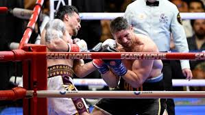 Oleksandr Usyk (kiri) menghentikan Rico Verhouven di ronde ke-11 perebutan sabuk kelas berat WBC. (AFP/Khaled Desouki)