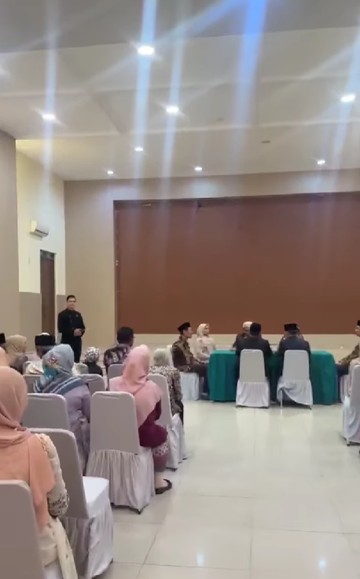 Suasana pernikahan sepi di Islamic Center Bekasi setelah pengantin ditipu WO. Acara tak sesuai rencana tanpa dekorasi dan katering akibat pihak vendor kabur. Foto: Dok. Instagram @ezaputra_39.