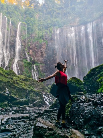 Pesona Eksotis Tumpak Sewu: Luna Maya Pamer Momen Liburan Dramatis di 'Air Terjun Niagara Indonesia'