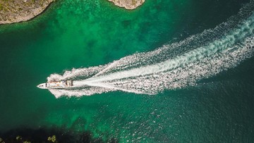 Naik speed boat di Raja Ampat (Foto: Kemenpar)