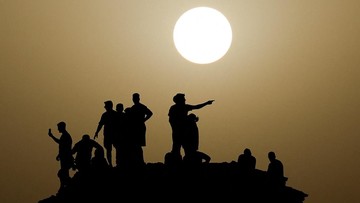 Banyak wisatawan memanfaatkan waktu sore hingga malam hari untuk menjelajahi area tebing dan menikmati udara terbuka. Jalur pendakian yang tersedia juga menjadi pengalaman tersendiri bagi para pengunjung yang ingin menikmati keindahan alam dari berbagai sudut. REUTERS/Hamad I Mohammed