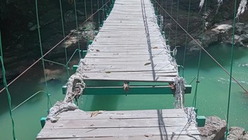 Kondisi jembatan gantung wisata Air Terjun Cunca Wulang yang sebabkan turis Austrai tewas.. (Foto: Dok. Basarnas Maumere)