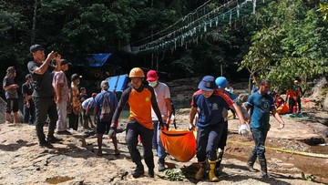 Tim SAR gabungan evakuasi jenazah dua turis asing yang terjatuh di jembatan gantung Air Terjun Cunca Wulang (dok. Basarnas Maumere)