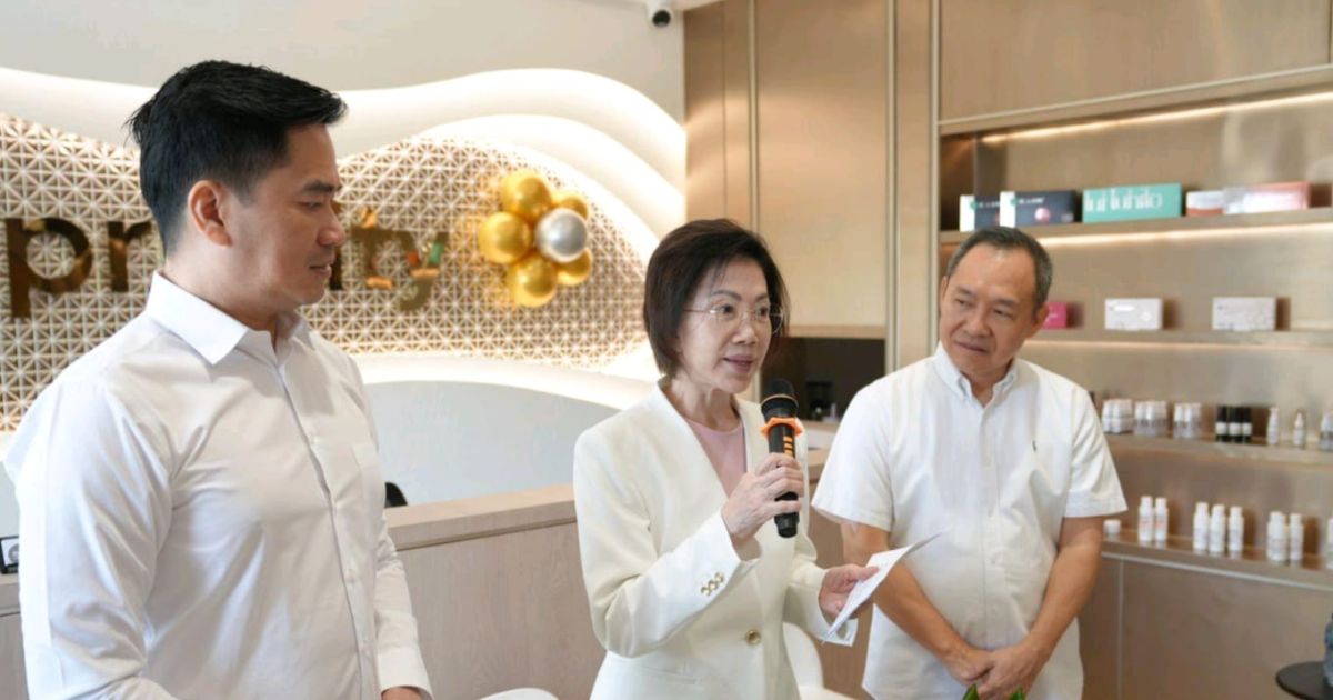 Co-founder Eva Mulia Clinic dr Eddy Widjaja, Founder Eva Mulia Clinic dr Eva Muliaty, dan dr Lie Man (paling kiri ke kanan) saat meresmikan Eva Mulia Clinic Priority di Jakarta, Jumat (22/5/2026) [Dok. Eva Mulia Clinic]