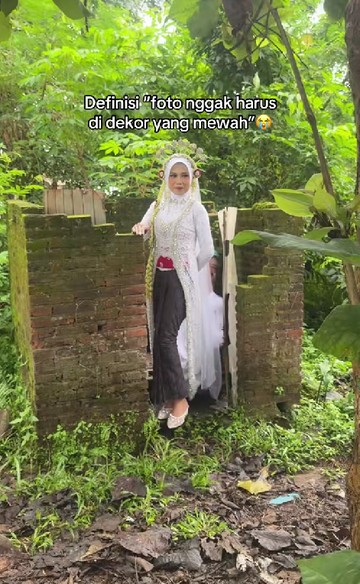 Video aksi fotografer viral usai rekam sesi foto pengantin di bilik toilet bata tua. Tanpa dekorasi mewah, hasil jepretannya jadi sorotan warganet. Foto: Dok. TikTok @imaphotomate.