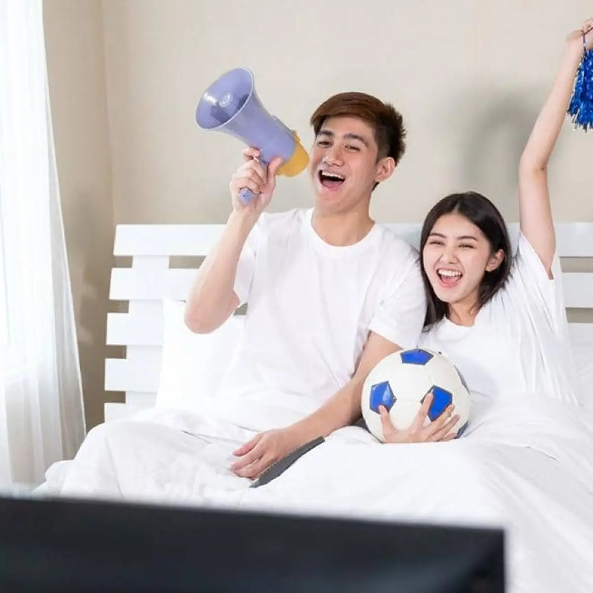 Sempurnakan Momen Nobar Bola: Tips Menjaga Keintiman Pasangan Saat Adu Skor