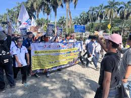 Buruh Indomaret berdemo di PIK. (Adhfar/detikcom)