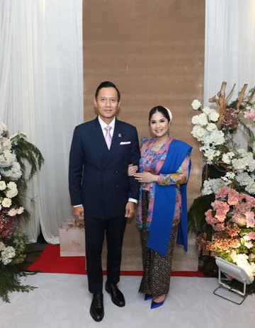 Pesona Elegan Annisa Pohan dalam Kebaya Floral Saat Hadiri Pernikahan Mewah Usai Masa Pemulihan Dua Bulan
