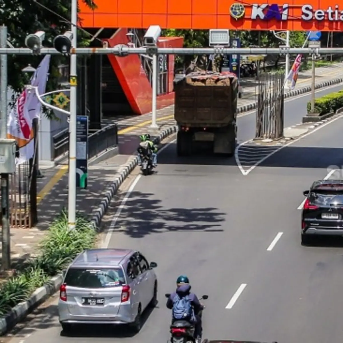 Kamera tilang elektronik mobile atau ETLE (Electronic Traffic Law Enforcement) terpasang di Jalan Rasuna Said, Jakarta, Senin (5/5/2025). [Suara.com/Alfian Winanto]