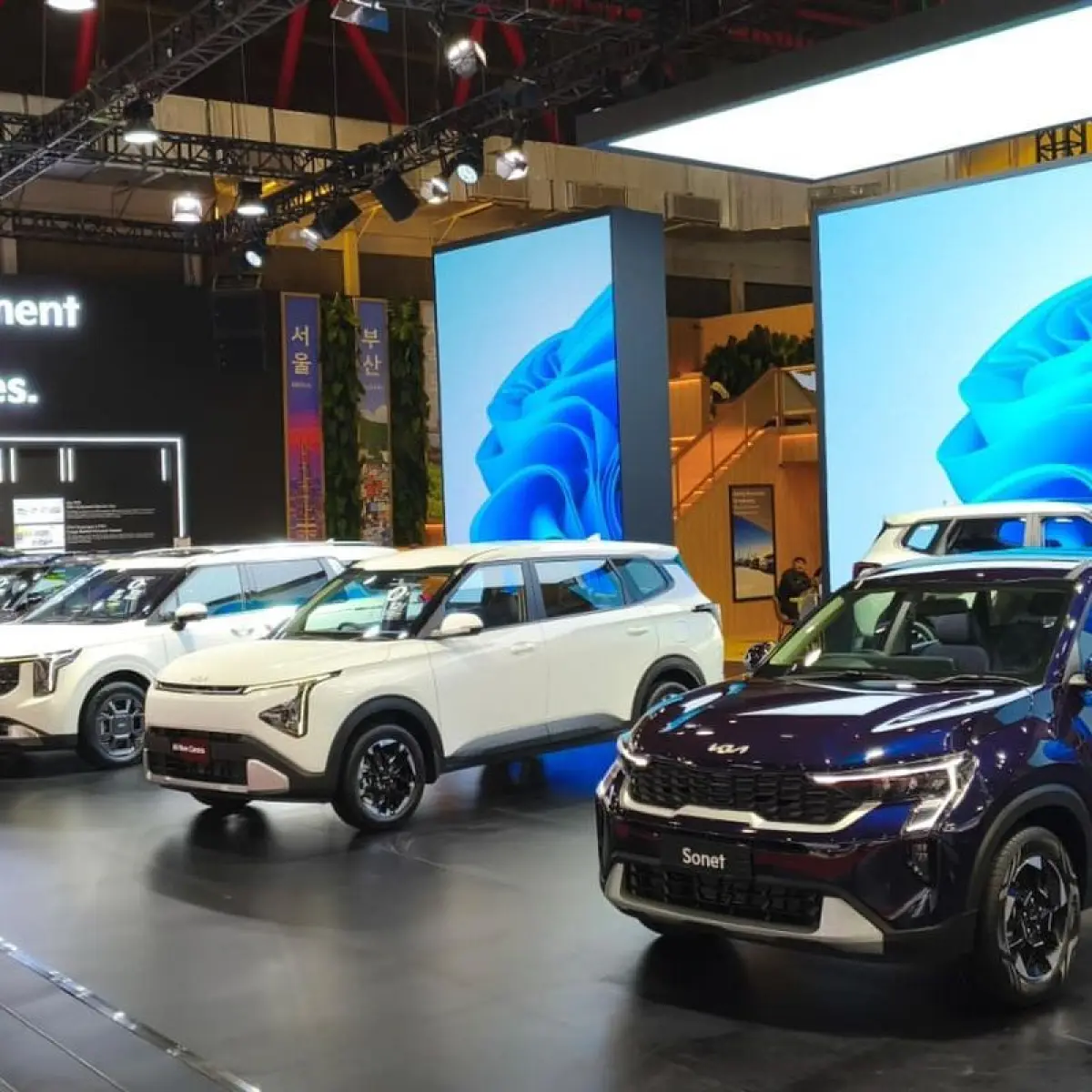 deretan mobil suv futuristis terparkir di showroom mobil bekas close up (Foto: Kompas)