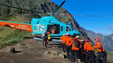 Tim SAR Mataram mengevakuasi turis Malaysia yang jatuh di Gunung Rinjani ke atas helikopter lalu diterbangkan ke Bali,  Selasa pagi (26/5/2026). (Dok. SAR Mataram)