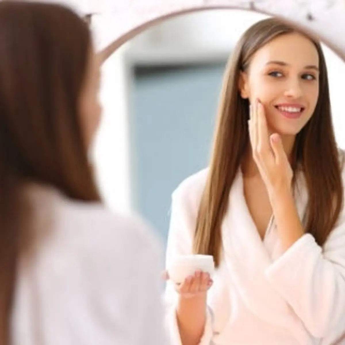Ilustrasi ibu hamil menggunakan moisturizer. [Unsplash]