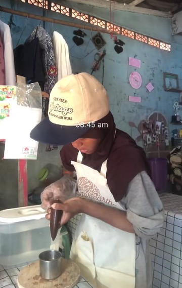 Kisah Inspiratif Gadis Bekasi Ubah Teras Rumah Jadi Kedai Jajanan, Video Aksinya Ditonton Jutaan Kali