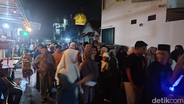 Suasana malam takbiran keliling di Masjid Al-Hasanah, Desa Tibubeneng, Kuta Utara, Badung, Selasa (26/5/2026).(Firizqi Irwan/detikBali)