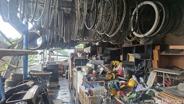Di tengah hiruk pikuk Kota Depok, terdapat sebuah tempat unik yang menjadi surga bagi para pemburu barang vintage dan kolektor barang antik. Tempat tersebut dikenal dengan nama Wisata Rongsok atau Mall Rongsok, sebuah pusat barang bekas yang menawarkan pengalaman berbeda dari pusat perbelanjaan modern.