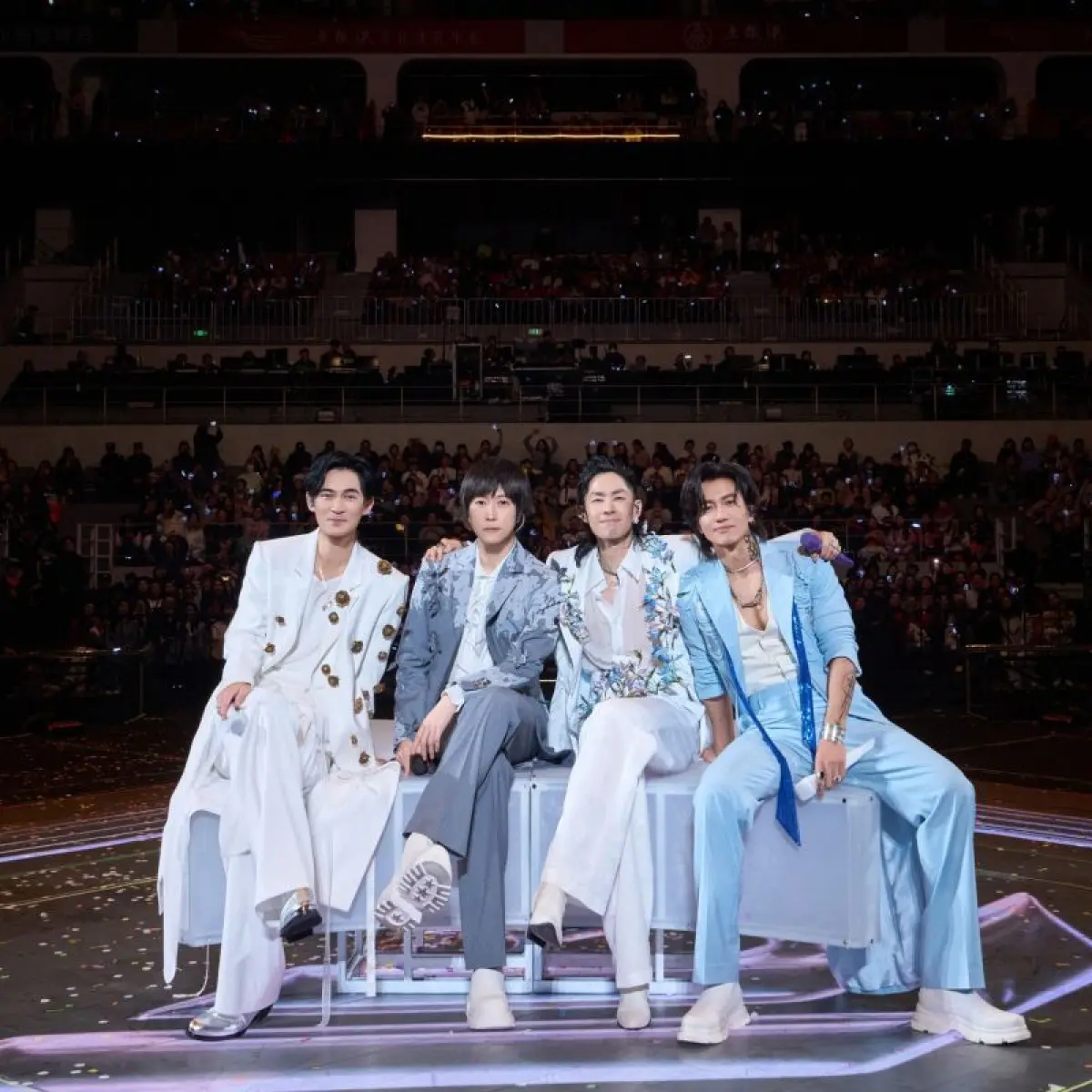 Penampilan anggota grup F4, Jerry Yan, Van Ness Wu, Vic Chou, bersama vokalis band rock Taiwan Mayday, Ashin dalam tur konser 
