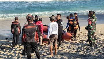 Foto: Petugas Tim SAR melakukan pencarian terhadap wisatawan Jawa Barat yang terseret ombak di Pantai Lakey Dompu, Rabu (27/5/2026). (Dok BPBD Dompu)