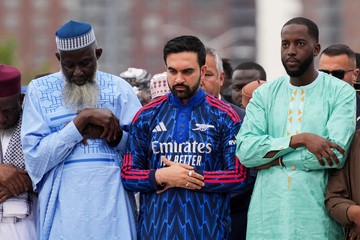 Unik! Wali Kota New York Zohran Mamdani Padukan Gamis dan Jersey Arsenal Saat Salat Idul Adha