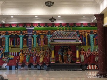 dewa dan dewi di kuil kedua Batu Cave