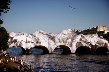 Jembatan bersejarah Pont Neuf di Paris, Prancis, tampil berbeda setelah disulap menjadi instalasi seni raksasa bertajuk La Caverne du Pont Neuf karya seniman jalanan asal Prancis, JR. Instalasi sementara tersebut diperkenalkan sebagai bentuk penghormatan kepada pasangan seniman Christo dan Jeanne-Claude. REUTERS/Christian Hartmann