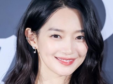 Penampilan Shin Min Ah di konferensi film The Eyes. Visualnya awet muda di usia 42 tahun. Foto: dok. Instagram @illusomina