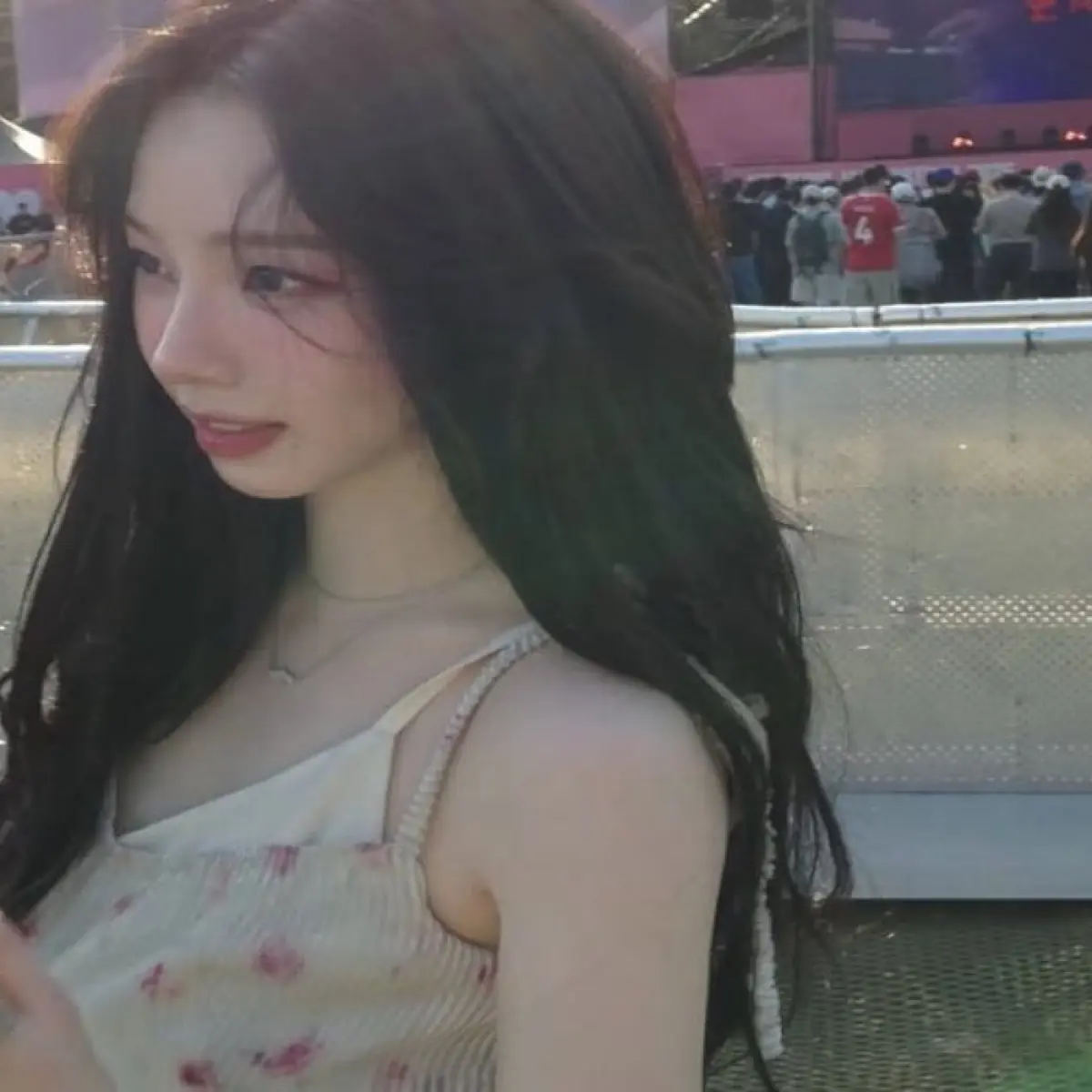 Karina aespa mencuri perhatian di Seoul Jazz Festival dengan gaun musim panas.(Dok. Allkpop)