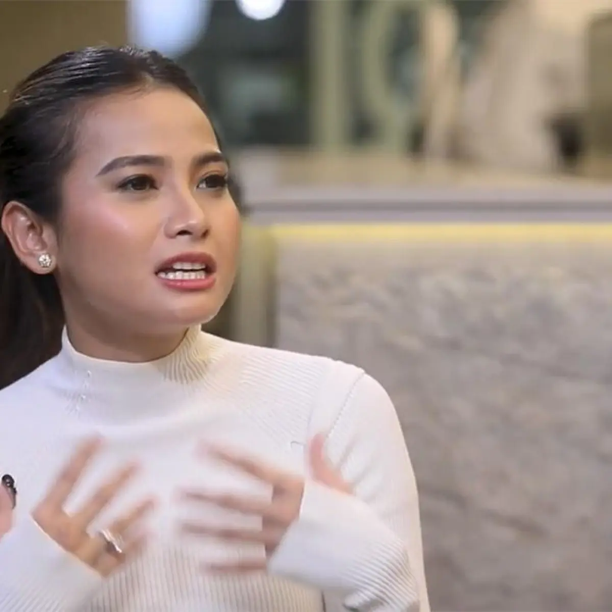 Acha Septriasa menceritakan pengalaman culture shock saat tinggal di Australia, mulai dari etika antre lift hingga gaya hidup sederhana masyarakat setempat.(MI/Vicky Gustiawan)