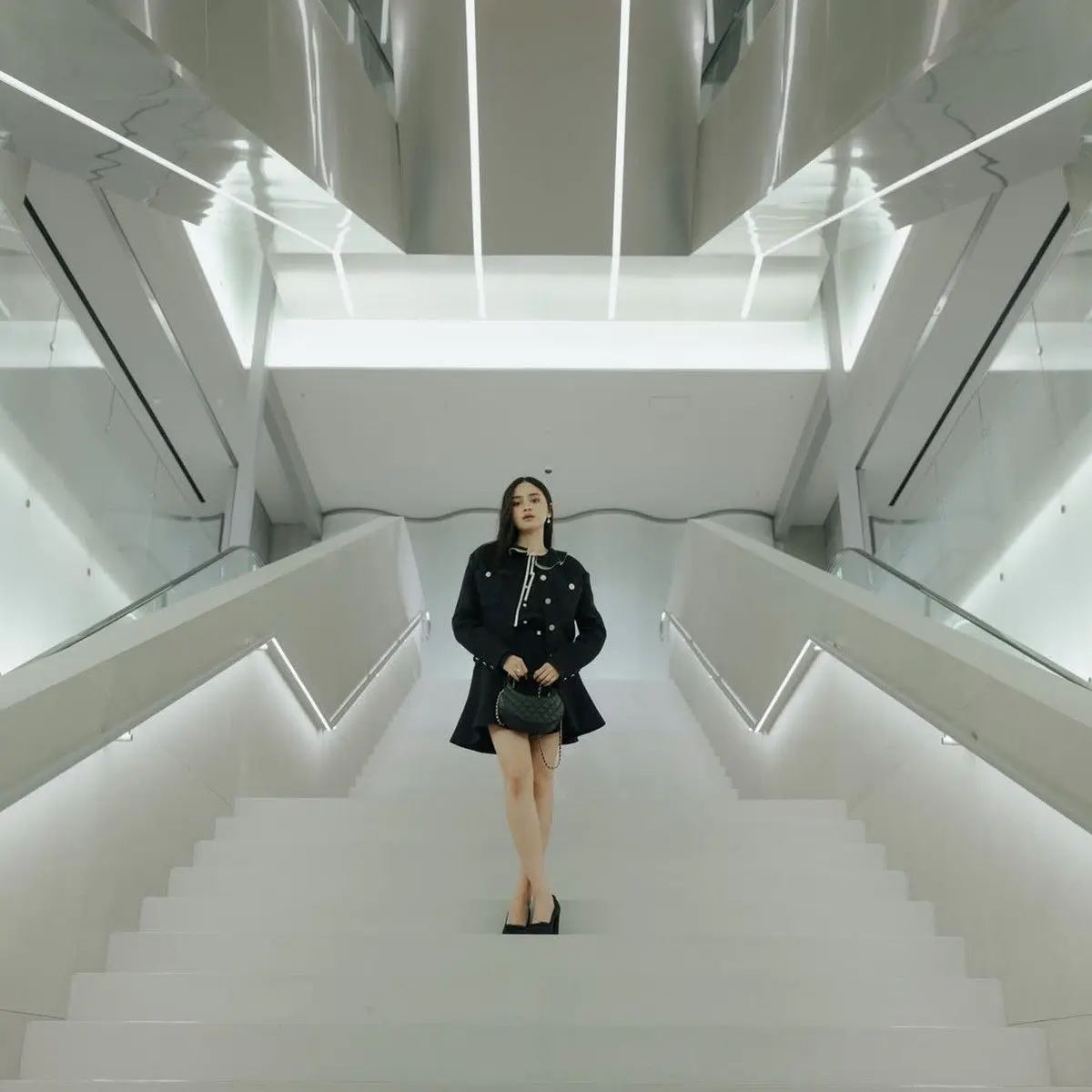 Melalui unggahan di Instagram, Syifa Hadju memperlihatkan momen dirinya duduk di front row Chanel Métiers d'Art 2026. Usai show digelar, Syifa pun berkesempatan mengobrol dengan Creative Director Chanel Matthieu Blazy. Foto: Dok. Instagram Syifa Hadju