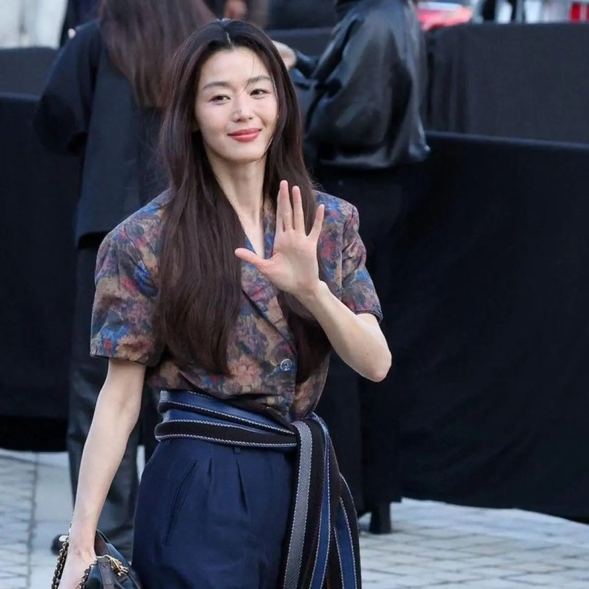 Penampilan Jun Ji Hyun di peragaan busana Louis Vuitton selama Paris Fashion Week 2026. Foto: dok. X