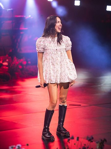 Olivia Rodrigo tampil di atas panggung selama pertunjukan eksklusif Billions Club Live untuk merayakan kemitraan antara Spotify dan FC Barcelona sebelum El Clásico pada 8 Mei 2026 di Barcelona, Spanyol. Foto: Getty Images for Spotify/Xavi Torrent