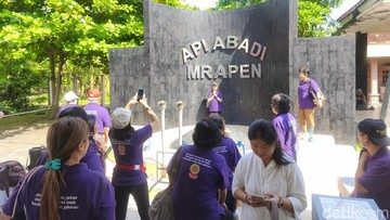 Peserta pengambilan Api Dharma Waisak di situs Api Abadi Mrapen berfoto di titik api. (Ardian Dwi Kurnia/detikJateng)