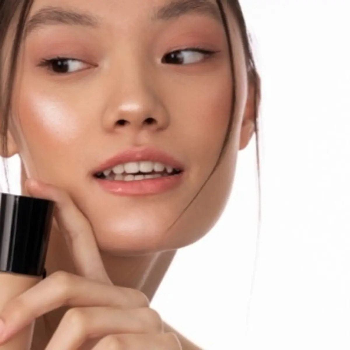 Ilustrasi wanita sedang memegang produk skin tint (Freepik)