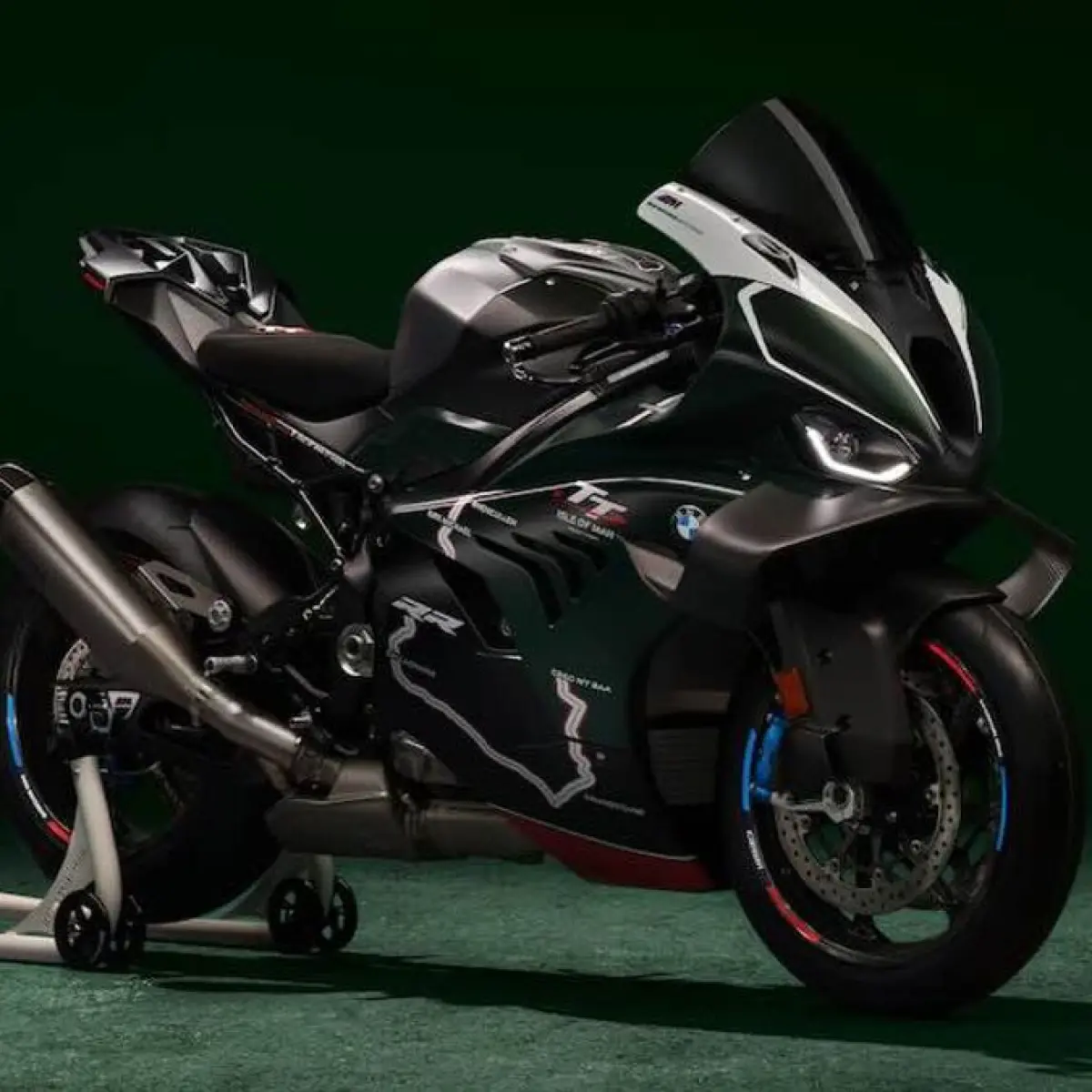 close-up kemudi mobil bmw dengan logo ikonik (Foto: Motorexpertz)