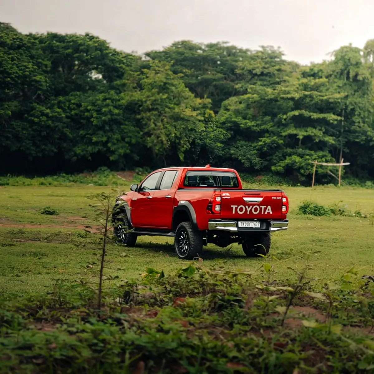 mobil suv hitam tangguh melintasi medan offroad berpasir debu beterbangan close up (Foto: Pexels)