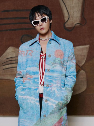 G-Dragon Tampil Memukau Kenakan Mantel Wanita Chanel dalam Acara Metiers d’Art di Seoul