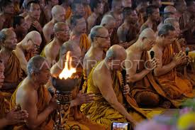 A number of monks performed devotional prayers during the Dharma Fire ceremony as part of the Tri Suci Waisak 2570 BE/2026 celebrations at Mendut Temple, Mungkid, Magelang, Central Java, on Friday (29/5/2026). The Waisak committee enshrined the Dharma Fire taken from Grobogan along with holy water from Umbul Jumprit before parading it to Borobudur Temple as a means of blessing Waisak on Sunday (31/5). ANTARA FOTO/Anis Efizudin/tom.
