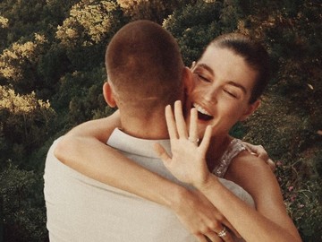 Momen Romantis di Italia: Kiper Timnas Indonesia Maarten Paes Lamar Supermodel Luna Bijl