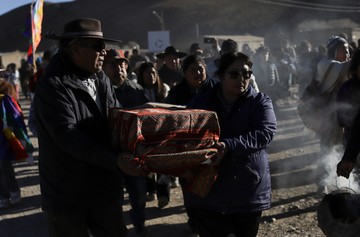 Komunitas adat di Provinsi Jujuy, Argentina barat laut, menggelar upacara penyambutan setelah mumi anak era Inca yang dikenal sebagai “Child of Chani” dipulangkan ke tanah leluhurnya. Mumi tersebut sebelumnya disimpan di museum di Buenos Aires selama sekitar 120 tahun. REUTERS/GIANNI BULACIO