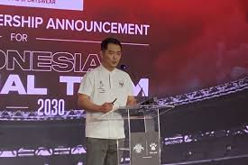 Direktur GSI, Marsal Masita, berbicara di acara konferensi pers saat PSSI secara resmi mengumumkan Kelme sebagai mitra apparel baru Timnas Indonesia dengan kontrak kerja sama hingga 2030 pada Jumat (23/1/2026). 
(KOMPAS.com/Ahmad Zilky)