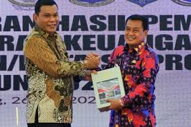 Bupati Tangerang Maesyal Rasyid dalam acara Penyerahan Laporan Hasil Pemeriksaan (LHP) atas Laporan Keuangan Pemerintah Kabupaten/Kota se-Provinsi Banten yang digelar di Aula Kantor BPK RI Perwakilan Banten, Kota Serang, Selasa (26/5/2026).
(tangerangkab.go.id)