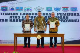 Proses penyerahan Laporan Hasil Pemeriksaan (LHP) oleh Kepala Perwakilan BPK RI Banten Firman Nurcahyadi kepada Wali Kota Tangsel Benyamin Davnie di Serang, Selasa (26/5) kemarin. Source for JPNN